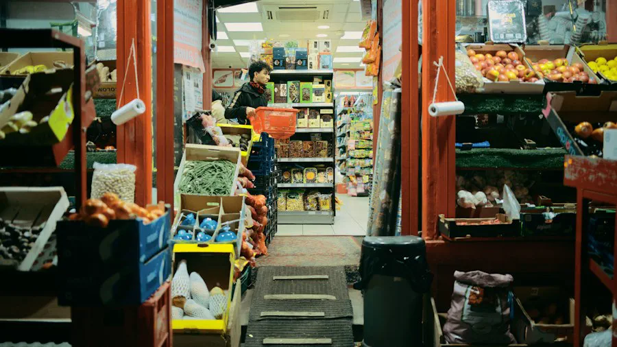 Interior de un almacén con góndolas y productos frescos