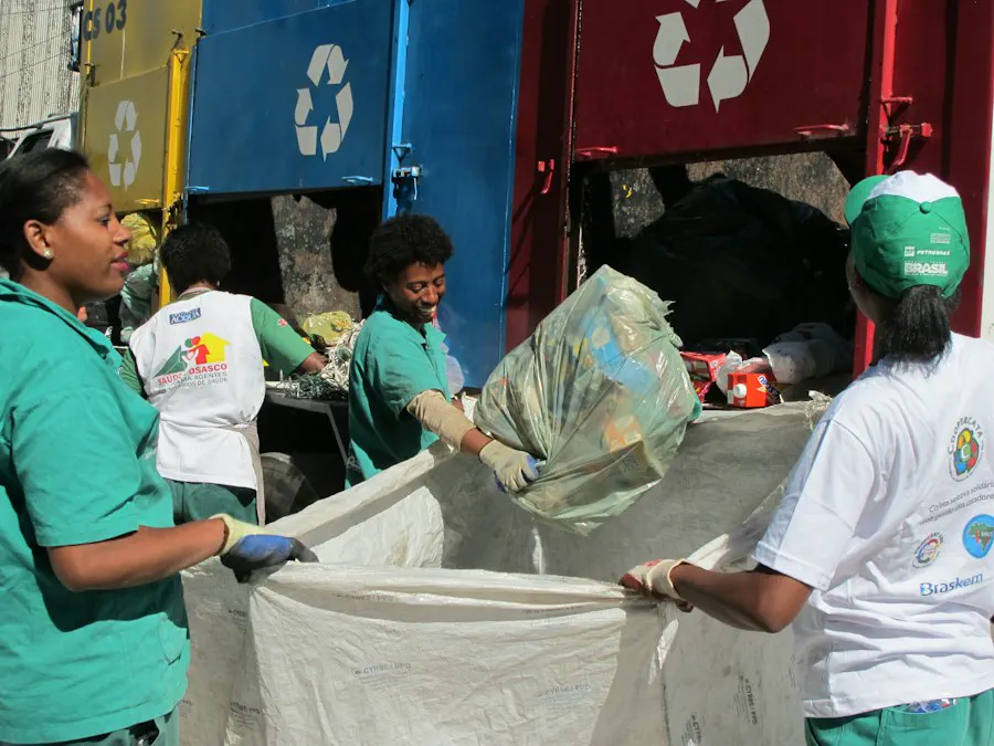 Trabajadores clasificando materiales reciclables en un centro de acopio